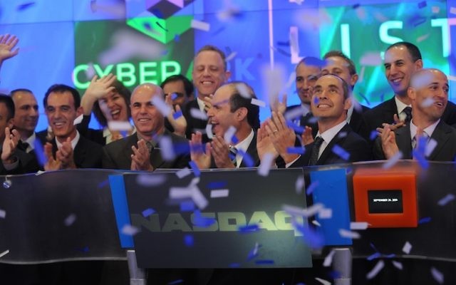 Le personnel et les responsables de CyberArk Nasdaq célèbrent leur entrée en bourse  (Crédit : Autorisation)