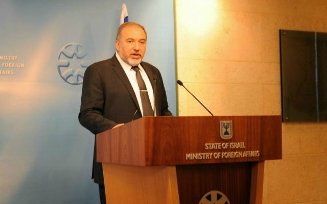 Le ministre des Affaires étranères Avigdor Liberman s'adressant aux diplomates israéliens à Jérusalem le 14 janvier 2015 (Crédit : Elram Mandel) Le ministre des Affaires étranères Avigdor Liberman s'adressant aux diplomates israéliens à Jérusalem le 14 janvier 2015 (Crédit : Elram Mandel)