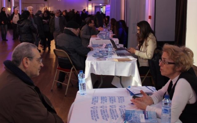 Des centaines de personnes au salon de l'alyah dimanche 11 janvier 2015 (Crédit : Eliaou Zenou  pour l'Agence juive)