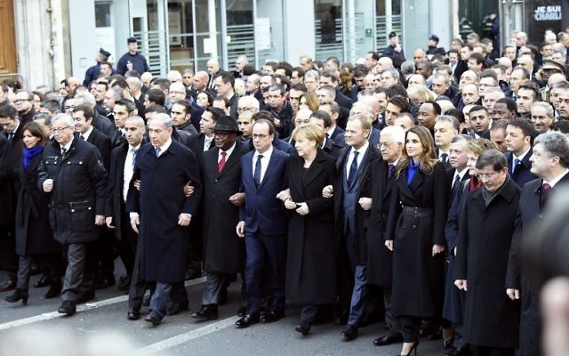 La maire de Paris Anne Hidalgo, le président de la Commission européenne Jean-Claude Juncker, le Premier ministre Benjamin Netanyahu, le président malien Ibrahim Boubacar Keita, le président français François Hollande, la chancelière allemande Angela Merkel, le président de l'Union européenne Donald Tusk, le président palestinien Mahmoud Abbas, la reine de Jordanie Rania, le roi de Jordanie Abdullah II, la présidente suisse Simonetta Sommaruga, le Premier ministre turc Ahmet Davutoglu et le président ukrainien Petro Porochenko (Crédit ERIC FEFERBERG/AFP)