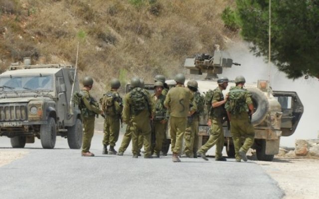 Des soldats israéliens à la frontière libanaise (Crédit : Flash90)