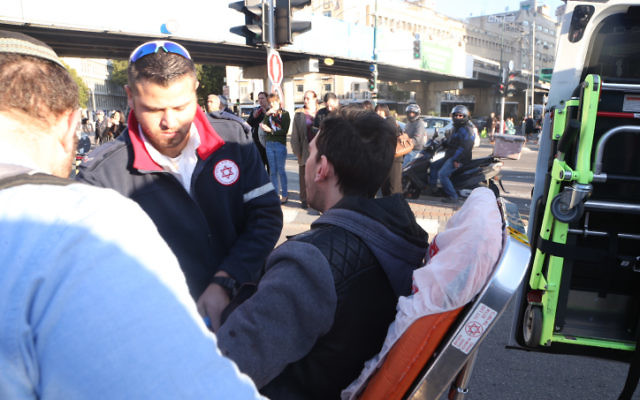 Un des passagers du bus en train de se faire soigner par les paramédicaux de Magen David Adom - 21 janvier 2015 (Crédit : Flash 90)
