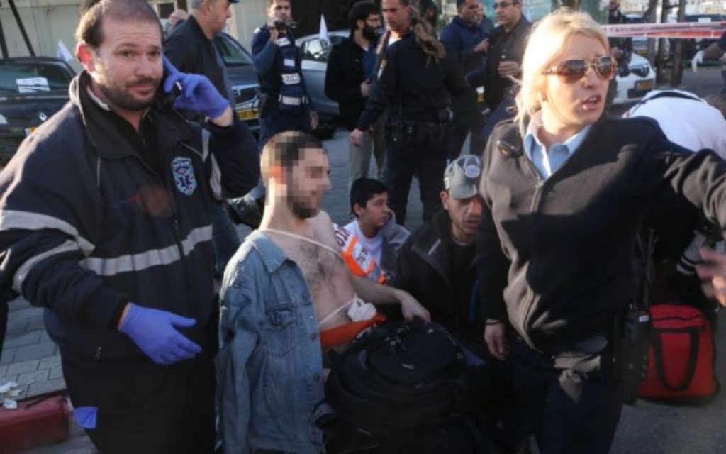 Un des passagers du bus en train de se faire soigner par les paramédicaux de Magen David Adom - 21 janvier 2015 (Crédit : Flash 90)