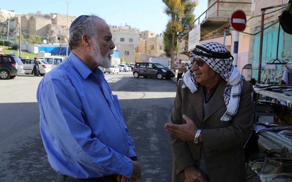 Un Juif et un Arabe à Hébron - 10 décembre 2014 (Crédit : Gershon Elinson/Flash90) Un Juif et un Arabe à Hébron - 10 décembre 2014 (Crédit : Gershon Elinson/Flash90)