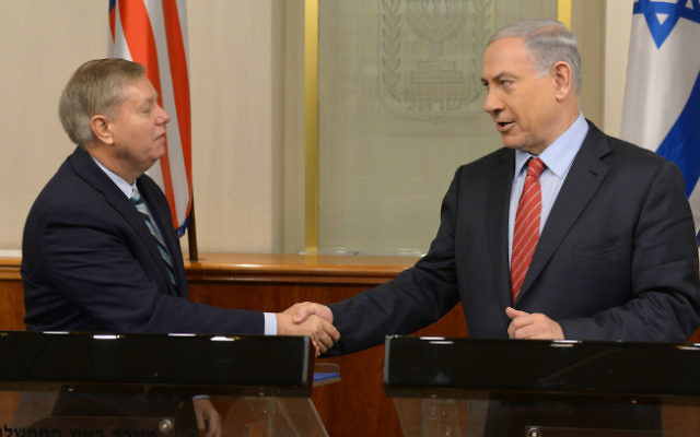 Le Premier ministre Benjamin Netanyahu et le sénateur américain Lindsey Graham au bureau du Premier ministre à Jérusalem le 27 décembre 2014 (Crédit: Amos Ben Gershom/GPO/Flash90) Le Premier ministre Benjamin Netanyahu et le sénateur américain Lindsey Graham au bureau du Premier ministre à Jérusalem le 27 décembre 2014 (Crédit: Amos Ben Gershom/GPO/Flash90)