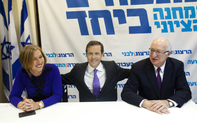La chef du parti Hatnua Tzipi Livni (à gauche), chef de file du Parti travailliste Isaac Herzog (au centre) et le professeur Manuel Trajtenberg lors d'une conférence de presse le 31 décembre, 2014 annonçant la participation de Trajtenberg dans la liste commune Labor-Hatnua pour les prochaines élections à la Knesset en mars 2015. (Crédit : Amir Levy / Flash90) La chef du parti Hatnua Tzipi Livni (à gauche), chef de file du Parti travailliste Isaac Herzog (au centre) et le professeur Manuel Trajtenberg lors d'une conférence de presse le 31 décembre, 2014 annonçant la participation de Trajtenberg dans la liste commune Labor-Hatnua pour les prochaines élections à la Knesset en mars 2015. (Crédit : Amir Levy / Flash90)