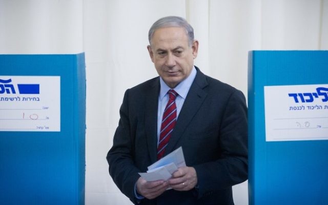 Le Premier ministre Benjamin Netanyahu, vote pour les élections primaires du Likud le 31 décembre 2014 (Crédit photo : Miriam Alster / Flash90)