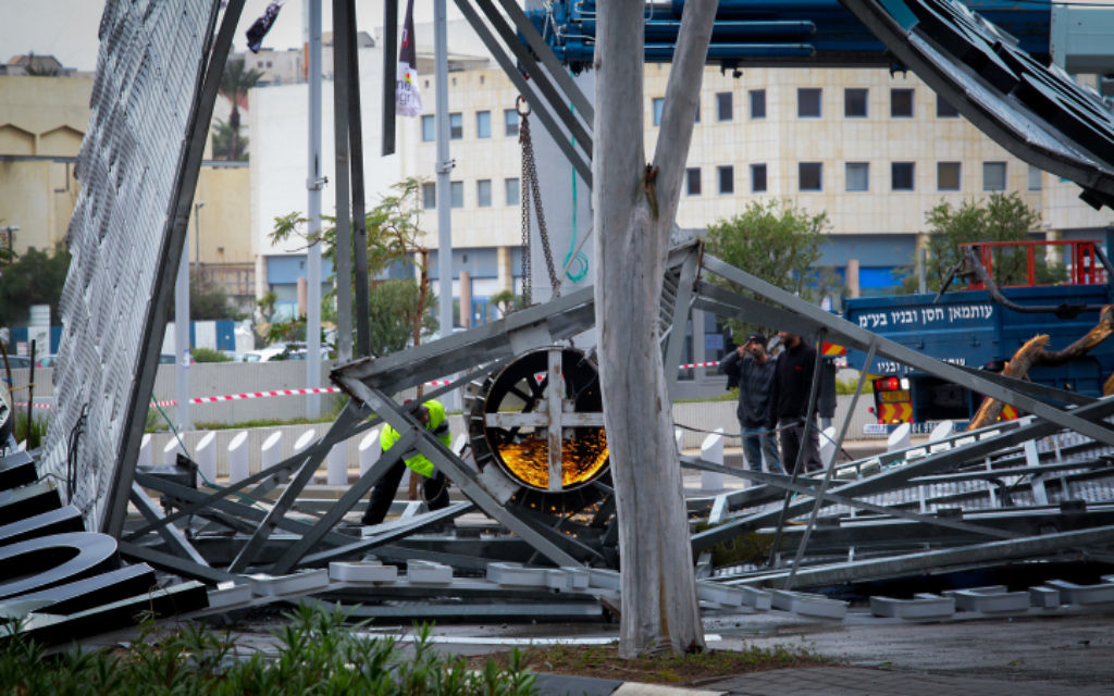 Les dommages quand un panneau de 50 tonnes s'est effondré en raison de vents violents à Netanya le 7 Janvier 2015. (Crédit : Chen Leopold / FLASH90 Les dommages quand un panneau de 50 tonnes s'est effondré en raison de vents violents à Netanya le 7 Janvier 2015. (Crédit : Chen Leopold / FLASH90