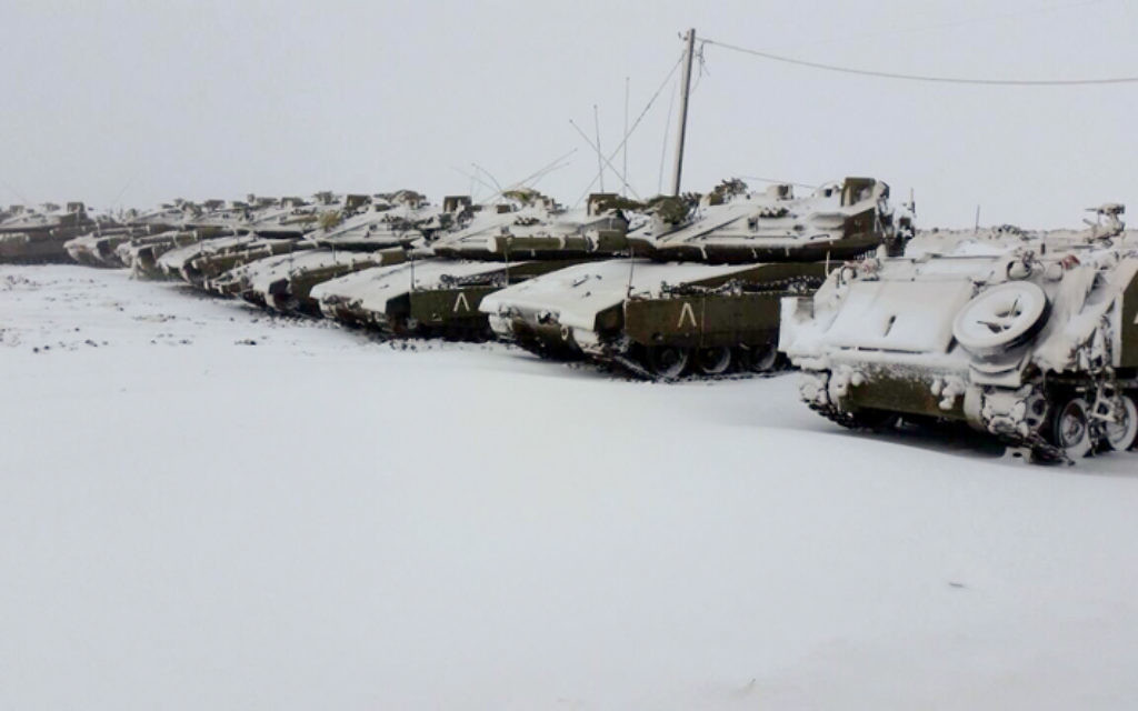 Les tanks de l'armée israélienne déployés sous la neige - 7 janvier 2015 (Crédit : Flash 90) Les tanks de l'armée israélienne déployés sous la neige - 7 janvier 2015 (Crédit : Flash 90)