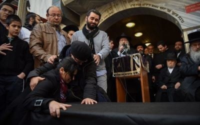 Un membre de la famille des victimes de l'attaque terroriste de Paris le 13 janvier 2015 (Crédit: Ben Kelmer/Flash90)