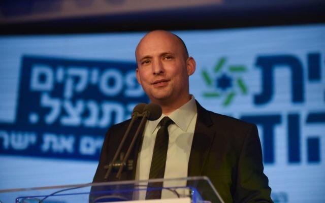 Naftali Bennett, ministre de l'Education et président du parti HaBayit HaYehudi, à Ramat Gan, le 15 janvier 2015. (Crédit : Ben Kelmer/Flash90)
