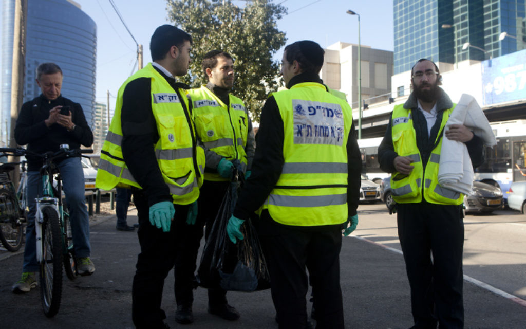 Les secours sur les lieux de l'attaque au couteau à Tel Aviv - 21 janvier 2015 (Crédit : Flash 90)