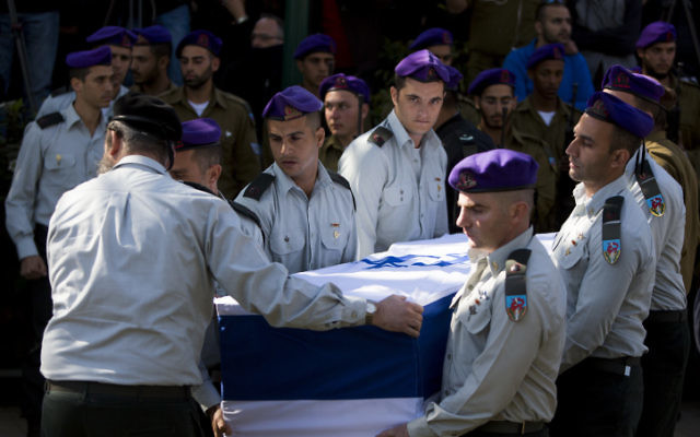 Funérailles du capitaine Yochai Kalangel, 25 ans, au cimetière militaire du mont Herzl à Jérusalem - 29 janvier 2015 (Crédit : Flash 90)