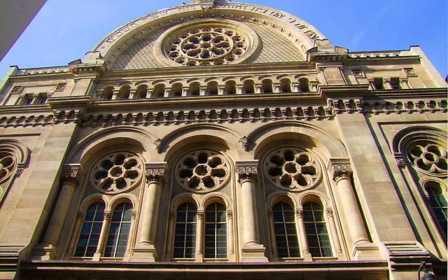 Façade principale de la synagogue de Paris (Crédit : Luiza Fediuc/Creative Commons)