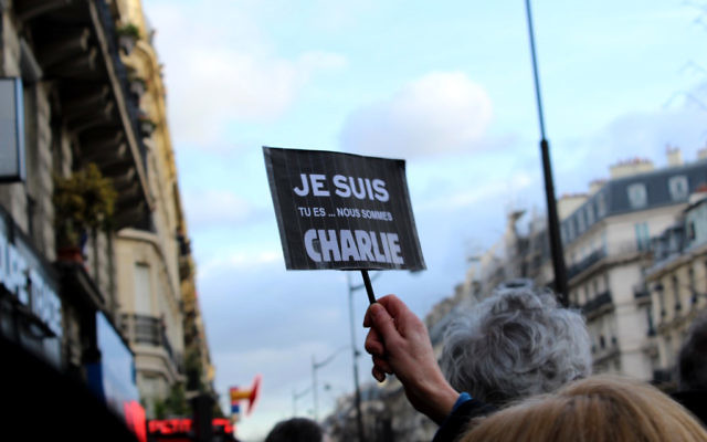 Nous sommes tous Charlie lors du rassemblement du 11 janvier 2015 en commémoration aux victimes des attaques de Paris (Crédit : Glenn CLoarec/Times of Israel)
