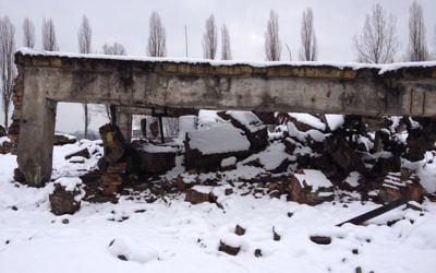 Les restes du Crematorium 1 bombardé à Auschwitz-Birkenau, détruit par les nazis avant la marche de la mort (Crédit : Amanda Borschel-Dan/The Times of Israel)