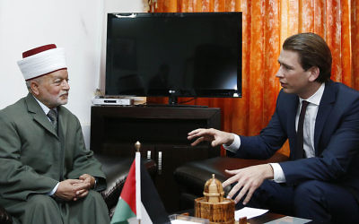 Le Mufti de Jérusalem Mohammad Ahmad Hussein et le ministre autrichien des Affaires étrangères Sebastian Kurz (Crédit : Arbeitsbesuch Israel/Creative Commons)
