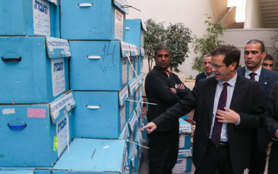 Le président du parti travailliste, Isaac Herzog au siège du parti lors des primaires le 11 janvier à Holon (Crédit : Flash90)