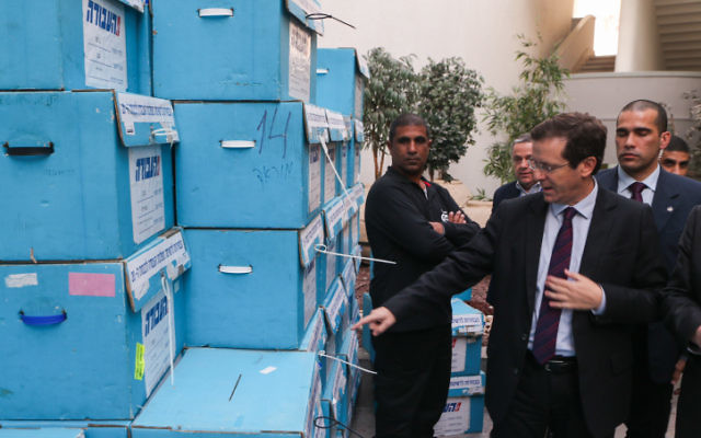 Le président du parti travailliste, Isaac Herzog au siège du parti lors des primaires le 11 janvier à Holon (Crédit : Flash90) Le président du parti travailliste, Isaac Herzog au siège du parti lors des primaires le 11 janvier à Holon (Crédit : Flash90)