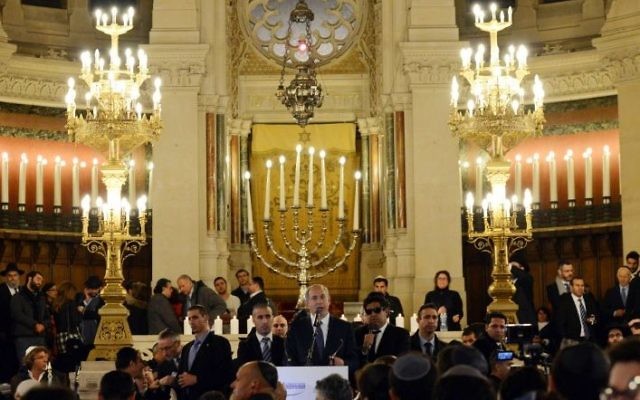 Le Premier Ministre Benjamin Netanyahu lors de la ceremonie pour les victimes des attaques à Paris à la Grande Synagogue de Paris le 11 Janvier 2015 (Crédit : Haim Zach/GPO) Le Premier Ministre Benjamin Netanyahu lors de la ceremonie pour les victimes des attaques à Paris à la Grande Synagogue de Paris le 11 Janvier 2015 (Crédit : Haim Zach/GPO)