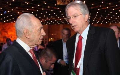 Le Président Shimon Peres et Dennis Ross, le diplomate americain, à Jerusalem, en 2014 (Crédit : Yossi Zamir/Flash 90) Le Président Shimon Peres et Dennis Ross, le diplomate americain, à Jerusalem, en 2014 (Crédit : Yossi Zamir/Flash 90)