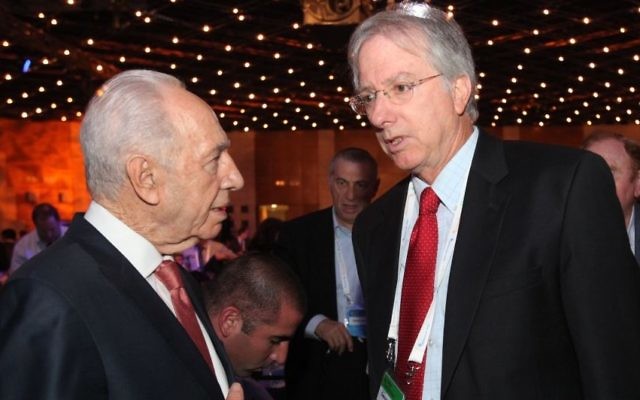 Le Président Shimon Peres et Dennis Ross, le diplomate americain, à Jerusalem, en 2014 (Crédit : Yossi Zamir/Flash 90) Le Président Shimon Peres et Dennis Ross, le diplomate americain, à Jerusalem, en 2014 (Crédit : Yossi Zamir/Flash 90)