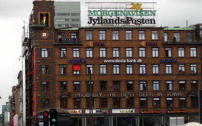 Le logo du journal danois Jyllands-Posten sur un immeuble à Copenhague (Crédit : Wikimédia Commons/user:tsca)