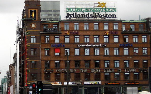 Le logo du journal danois Jyllands-Posten sur un immeuble à Copenhague (Crédit : Wikimédia Commons/user:tsca)