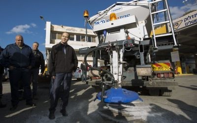 Le maire de Jérusalem Nir Barkat visite le département de maintenance de la municipalité de Jérusalem le 5 janvier 2014 (Crédit : Yonathan Sindel/Flash90)