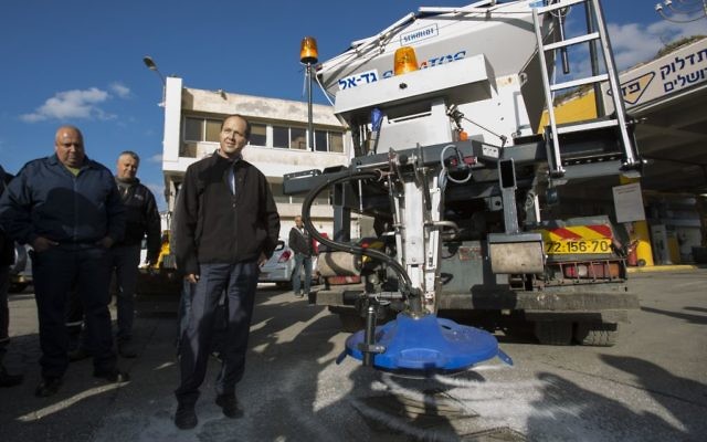 Le maire de Jérusalem Nir Barkat visite le département de maintenance de la municipalité de Jérusalem le 5 janvier 2014 (Crédit : Yonathan Sindel/Flash90) Le maire de Jérusalem Nir Barkat visite le département de maintenance de la municipalité de Jérusalem le 5 janvier 2014 (Crédit : Yonathan Sindel/Flash90)