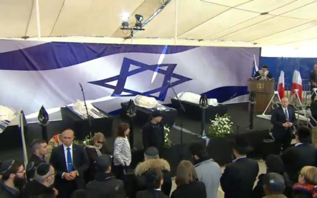 Les dépouilles de Yoav Hattab, Philippe Braham, Yohan Cohen et Francois-Michel Saad lors de la cérémonie le 13 janvier 2015 (Crédit : Capture d'écran) Les dépouilles de Yoav Hattab, Philippe Braham, Yohan Cohen et Francois-Michel Saad lors de la cérémonie le 13 janvier 2015 (Crédit : Capture d'écran)