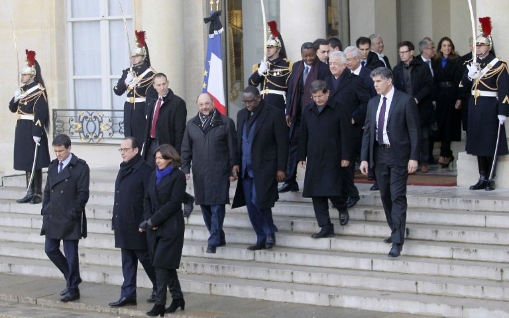 De gauche à droite au premier plan : Manuel Valls, François Hollande et Anne Hidalgo et les invités de l'Elysée quittant le palais pour se rendre à la Marche républicaine (Crédit : MATTHIEU ALEXANDRE/AFP)