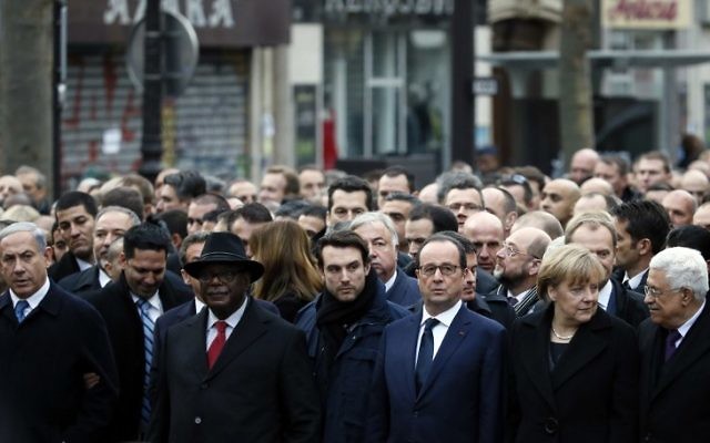De gauche à droite : le Premier Ministre israélien Benjamin Netanyahu, le président malien Ibrahim Boubacar Keita, le président français Francois Hollande, la Chancelière allemande Angela Merkel et le président palestinien Mahmoud Abbas take lors de la Marche Républicaine à Paris le 11 janvier 2015 (Crédit : PATRICK KOVARIK/AFP) De gauche à droite : le Premier Ministre israélien Benjamin Netanyahu, le président malien Ibrahim Boubacar Keita, le président français Francois Hollande, la Chancelière allemande Angela Merkel et le président palestinien Mahmoud Abbas take lors de la Marche Républicaine à Paris le 11 janvier 2015 (Crédit : PATRICK KOVARIK/AFP)