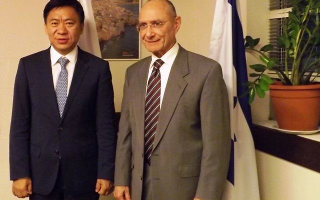 Le ministre du Tourisme, Dr Uzi Landeau, et le vice-président d'Hainan Airlines Hou Wei (Crédit : Autorisation du ministère du Tourisme)
