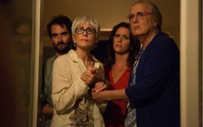 Josh, Shelly, Sarah et Maura (anciennement Mort) font le deuil du deuxième époux de Shelly dans ‘Transparent.’ (Crédit : Amazon Studios)
