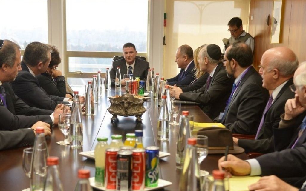 Rencontre en Israël avec le Congrès juif à la Knesset avec le président Yuli Edelstein le mardi 13 janvier, 2015 après les funérailles des quatre victimes de la fusillade terroriste au supermarché casher Hyper Cacher. (Crédit : Yossi Zeliger) Rencontre en Israël avec le Congrès juif à la Knesset avec le président Yuli Edelstein le mardi 13 janvier, 2015 après les funérailles des quatre victimes de la fusillade terroriste au supermarché casher Hyper Cacher. (Crédit : Yossi Zeliger)