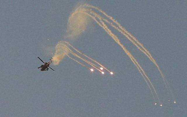 Tir d'un hélicoptère Apache israélien (Crédit : Edi Israël/Flash 90) Tir d'un hélicoptère Apache israélien (Crédit : Edi Israël/Flash 90)