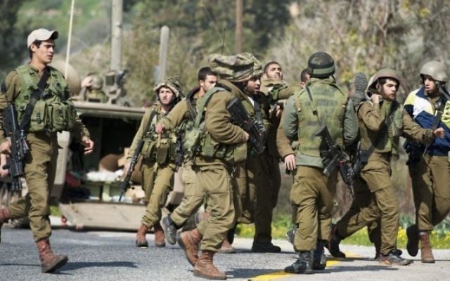 Des soldats israéliens pris en charge après une attaque du Hezbollah dans la région du mont Dov au nord le long de la frontière israélienne avec le Liban le 28 Janvier, 2015. (Crédit : Basal Awidat / Flash90) Des soldats israéliens pris en charge après une attaque du Hezbollah dans la région du mont Dov au nord le long de la frontière israélienne avec le Liban le 28 Janvier, 2015. (Crédit : Basal Awidat / Flash90)
