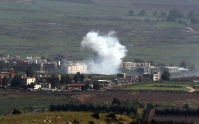 De la fumée suite aux bombardements israéliens de la ville libanaise d'Al-Majidiyah à la frontière libanaise avec Israël le 28 janvier, 2015. (Crédit : AFP / ALI DIA)