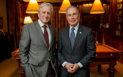 Michael Douglas, à gauche, avec Michael Bloomberg, récipiendaires du prix Genesis 2015 et 2014. (Crédit photo: Prix Genesis)