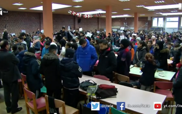 Minute de silence nationale observée dans une école française suite aux attentats de Paris (Crédit Capture d'écren i-télé) Minute de silence nationale observée dans une école française suite aux attentats de Paris (Crédit Capture d'écren i-télé)