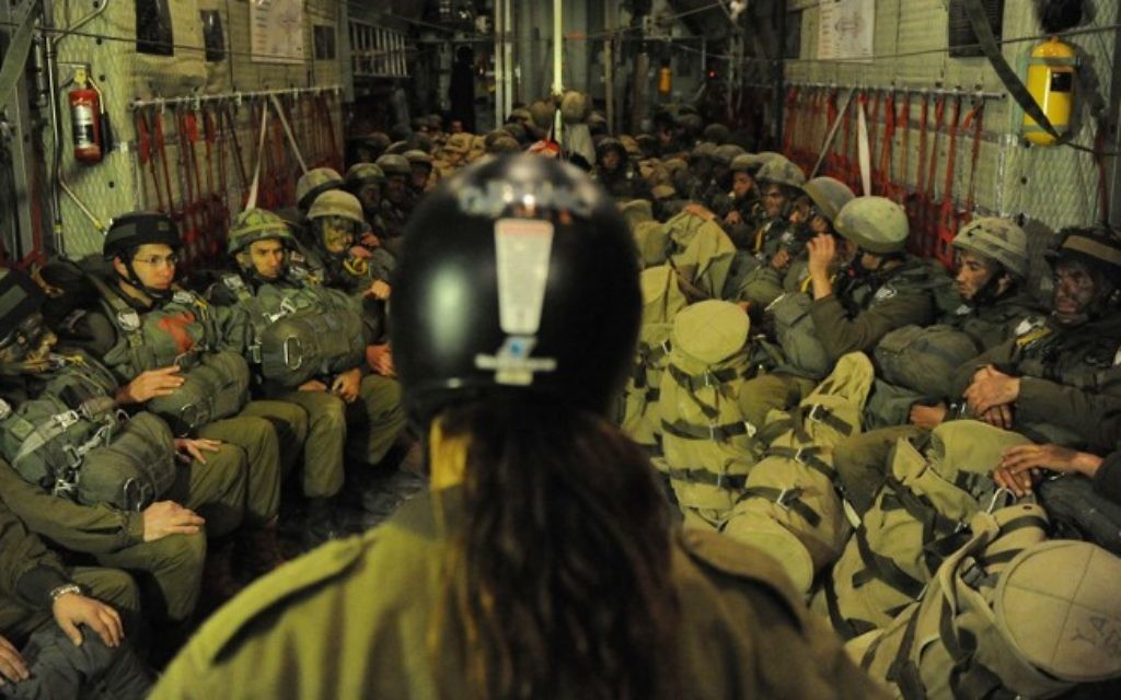 Des soldats parachutistes à bord d'un C-130 Hercules le 17 janvier 17  2012 (Crédit : Unité des portes-paroles de l'IDF)