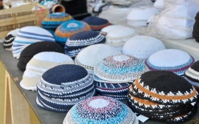 Des Kippot (Crédit : http://www.shutterstock.com/pic-186718244/stock-photo-yarmulkes-or-yamakas-sold-in-preparation-for-passover-in-jaffa-flea-market-tel-aviv-israel.html?src=UXwPZg48jIm6qXGmkyA1Ug-1-3)