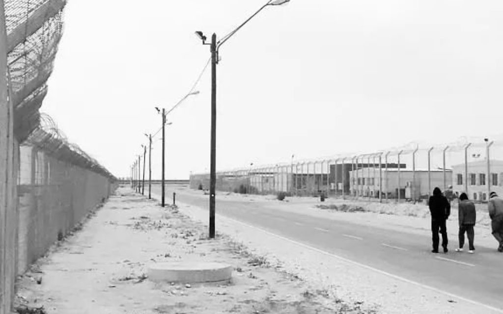 Le centre de rétention de Holot enneigé en janvier 2015 (Crédit : David Waxman)