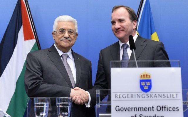 Le président de l'Autorité palestinienne, Mahmoud Abbas, et le Premier ministre suédois, Stefan Löefven, lors d'une conférence de presse, le 10 février 2015 (Crédit : AFP PHOTO/JONATHAN NACKSTRAND)