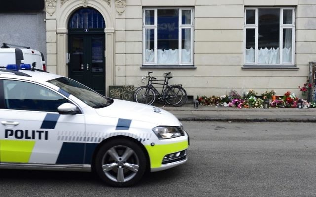 Des fleurs et des bougies à Svanevej à Copenhague, le lieu où le tueur présumé, Omar EL-Hussein a été tué. Photo prise le 16 février (Crédit : AFP PHOTO / SCANPIX DENMARK / SOREN BIDSTRUP)