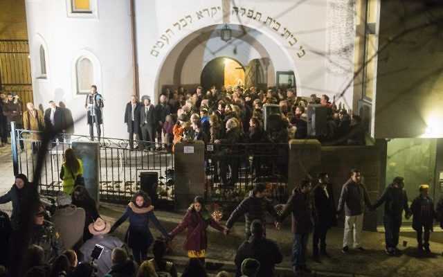 Chaîne humaine pacifique de juifs et musulmans autour de la synagogue d'Oslo (Crédit : AFP)