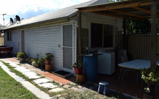 Photo du garage converti en résidence dans le district de Fairfield à Sydney où Omar Al-Kutobi, 24 ans, et Mohammad Kiad, 25 ans, ont été arrêtés lors d'un raid le 11 février 2015 (Crédit :  AFP PHOTO / Saeed KHAN)