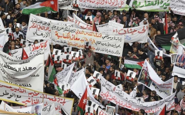 Des milliers de manifestants à Amman pour demander la destruction de l'EI après le meurtre d'un pilote jordanien. La manifestation a eu lieu le 6 février 2015 (Crédit : AFP PHOTO / KHALIL MAZRAAWI)