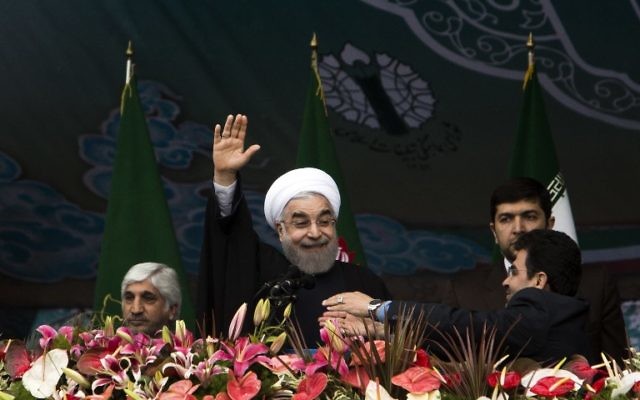 Le président iranien Hassan Rouhani saluant la foule lors du rassemblement célébrant le 36ème anniversaire de la révolution islamique le 11 février 2015 (Crédit : BEHROUZ MEHRI / AFP) Le président iranien Hassan Rouhani saluant la foule lors du rassemblement célébrant le 36ème anniversaire de la révolution islamique le 11 février 2015 (Crédit : BEHROUZ MEHRI / AFP)